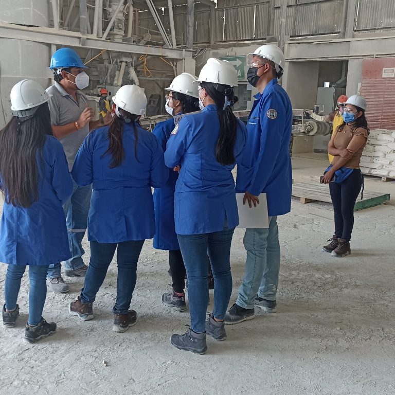 Visita de Estudiantes a empresas Calmosacorp